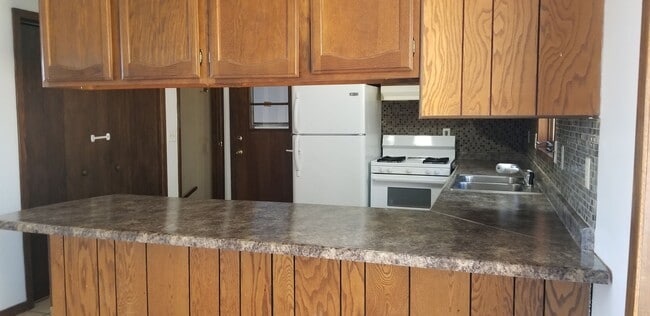 Building Photo - Large 2+ Bedroom home with a country setting