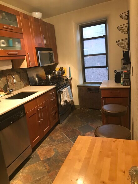 Building Photo - 30-83 Crescent St