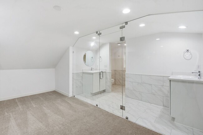 Building Photo - Beautiful Houston Home Featuring a Private Pool