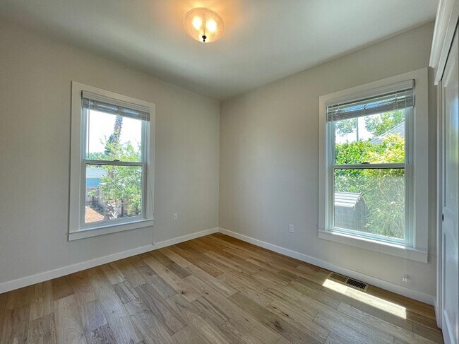 Building Photo - 1027 Lincoln Ave