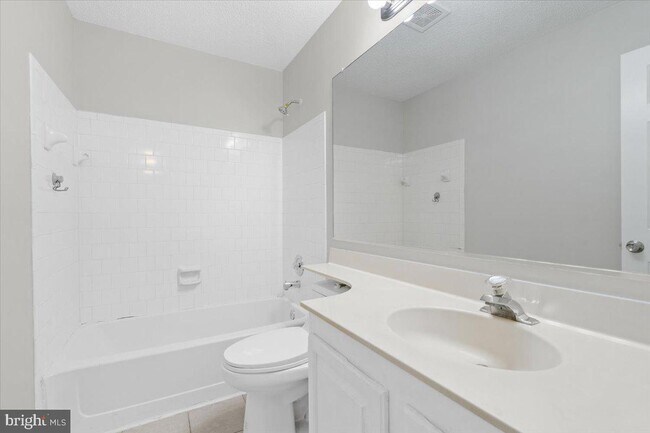 Building Photo - 461 Foxridge Dr SW