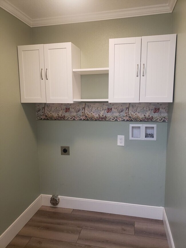 Building Photo - Adorable One-Level House with Huge Backyard in Vancouver!