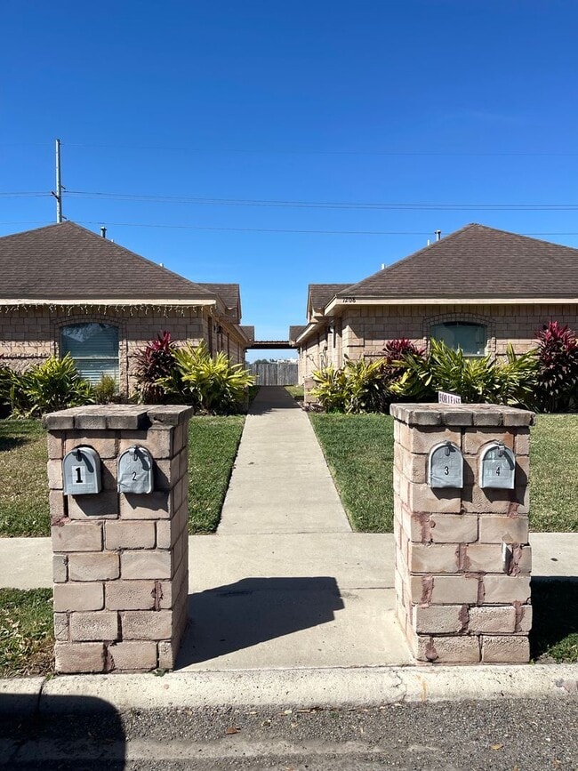 Building Photo - 1208 S Diplomat Dr