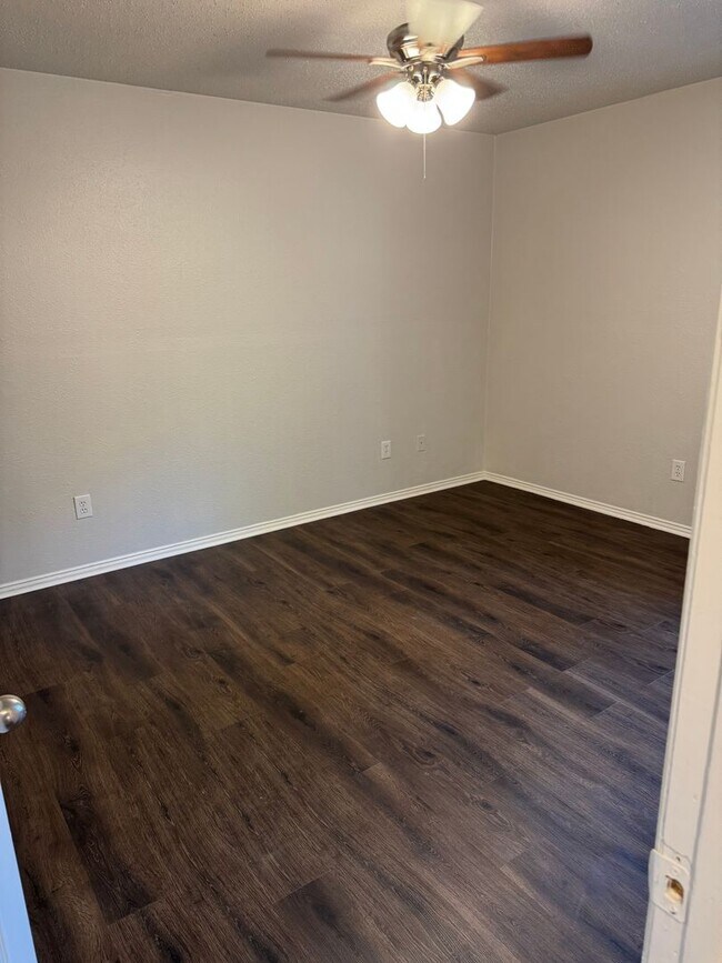 Building Photo - 523 Oakwood Ln