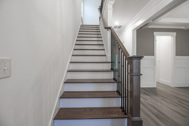 Building Photo - 2036 Warbler Dr