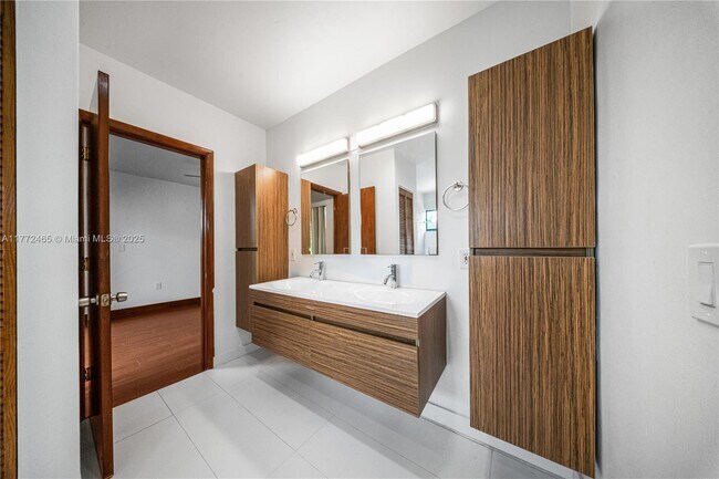 Building Photo - 511 Vittorio Ave