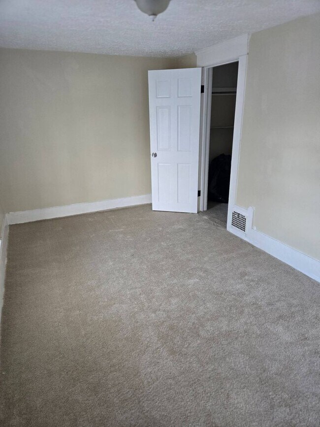 Building Photo - Charming 2-Bedroom Property in Prime Location (Section 8 Vouchers Accepted)