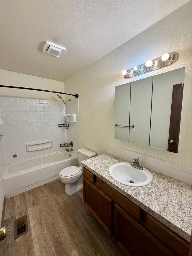 Building Photo - Large 4 Bedroom/2 Bath Bi-Level Home with attached 2 Car Garage in North Loveland