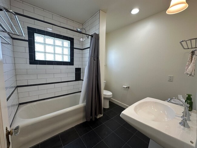 Building Photo - Stunning 3-Bedroom Craftsman Home in Kendall Yards