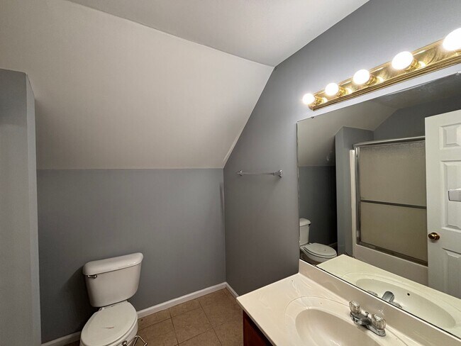 Building Photo - 5 Bedrooms- 3 Bathroom- House in West Rome!