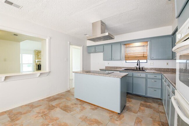 Building Photo - 19522 Dianeshire Dr
