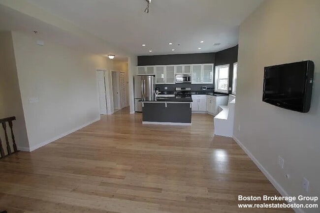 Building Photo - 17 Ashley St