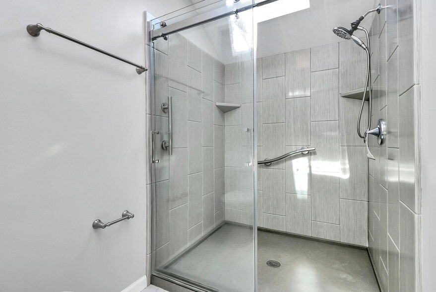 Building Photo - 9459 Kings Falls Dr