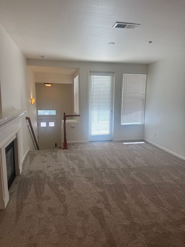 Building Photo - Stunning 2-bedroom, 2-bathroom townhouse
