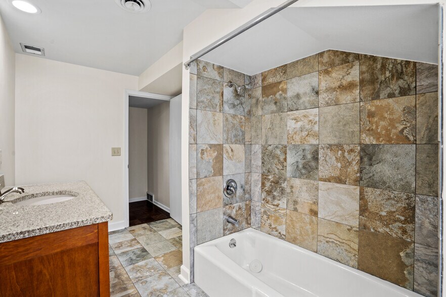 Building Photo - 853 Thackeray Trl