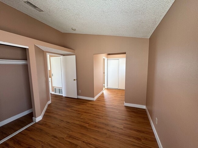 Building Photo - Move in Ready - Spacious 3 bed 2 bath Upda...