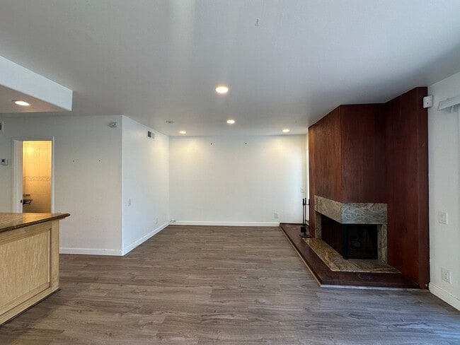 Building Photo - Huntington Beach Home