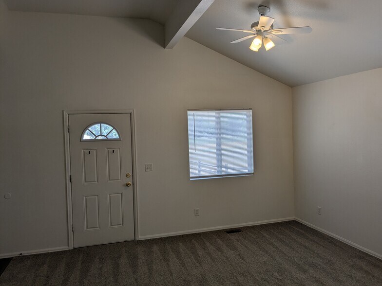 Entry - 1651 N 15th St