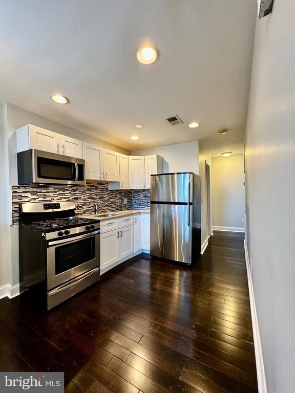 Building Photo - 139 E North Ave