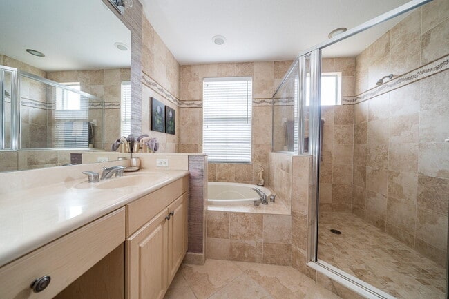 Building Photo - 11860 Valencia Gardens Ave