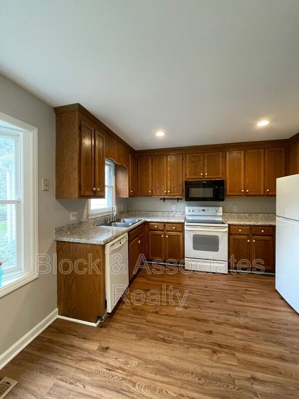 Building Photo - 928 Chatfield Dr