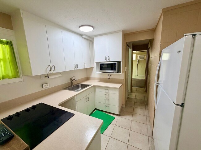 Building Photo - 1347 Palolo Ave