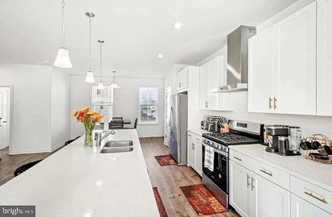 Building Photo - 423 Honeyberry Ln