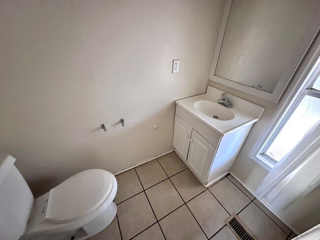 Building Photo - 3 Bedrooms, 2 Bathroom - House in East Rome!