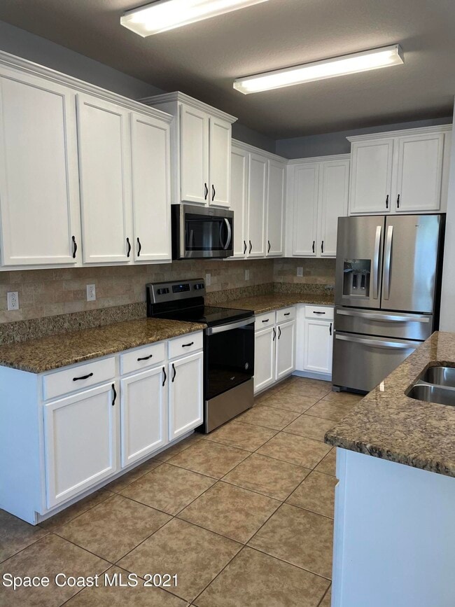 Building Photo - 2545 Revolution St