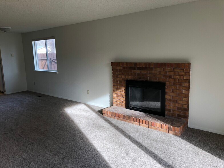 Building Photo - 583 Amanita St