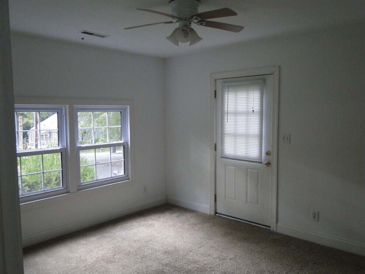 Building Photo - 106 Pine St