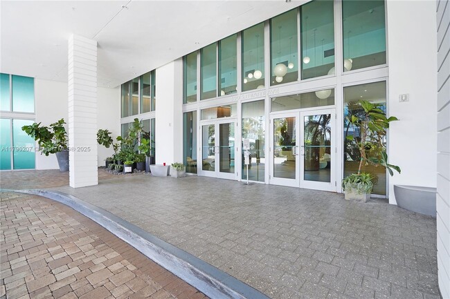 Building Photo - 350 S Miami Ave