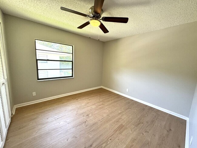 Building Photo - Renovated 2 Bedroom / 1 Bathroom Apartment
