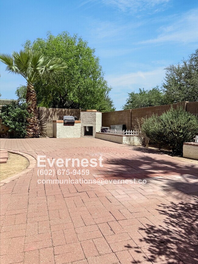 Building Photo - 3-Bedroom Home Near Schools and Everyday E...