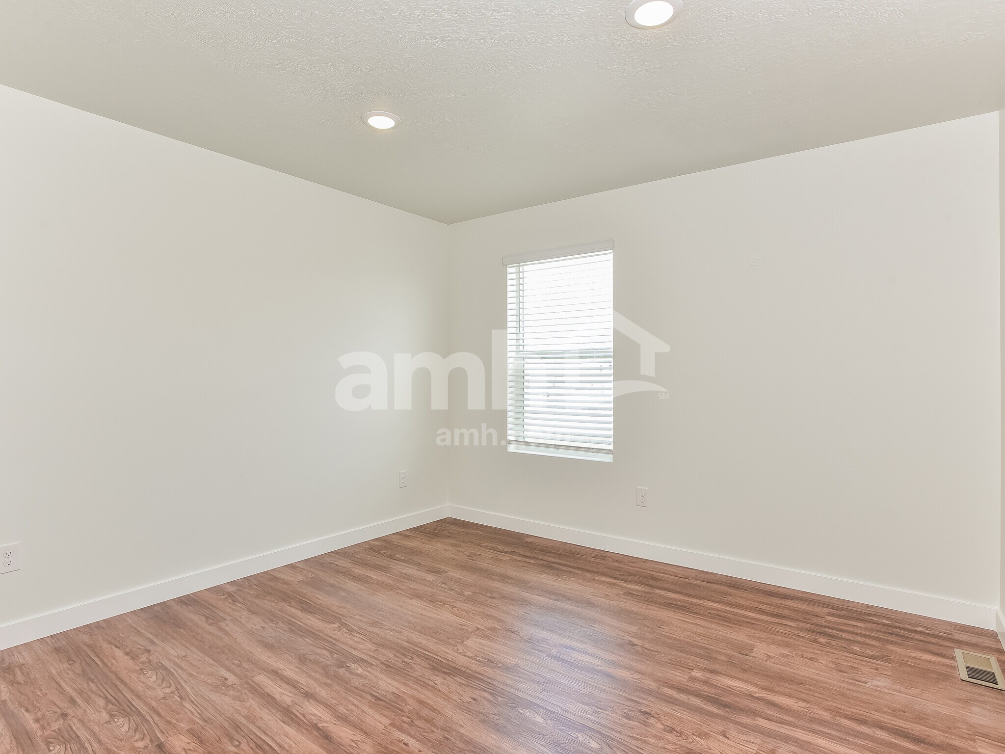 Building Photo - 8937 Royal Ln