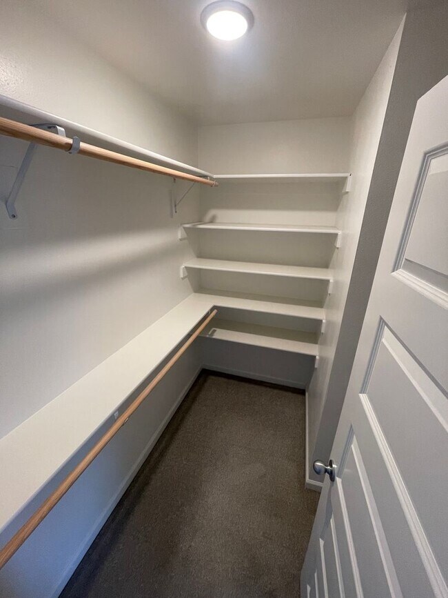 Building Photo - ** MOVE IN SPECIAL!** Must See in NE Albany!