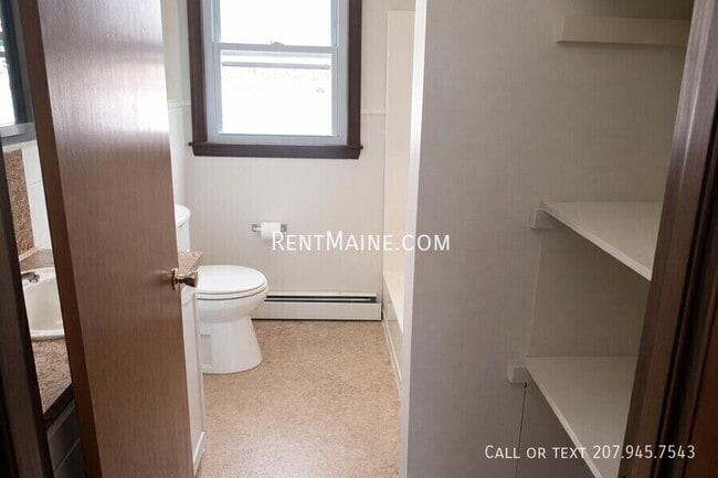 Building Photo - 19 Hemlock St