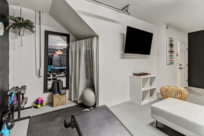 Building Photo - 156 Meadow Ave