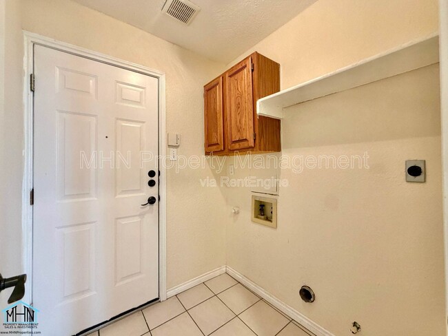 Building Photo - 1307 Adobe Run