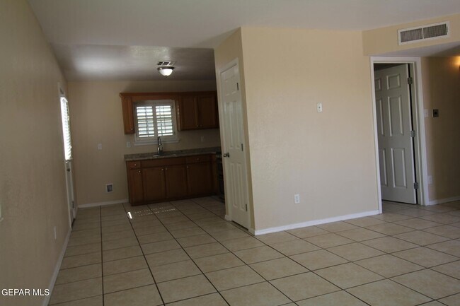 Building Photo - 9145 Begonia Pl