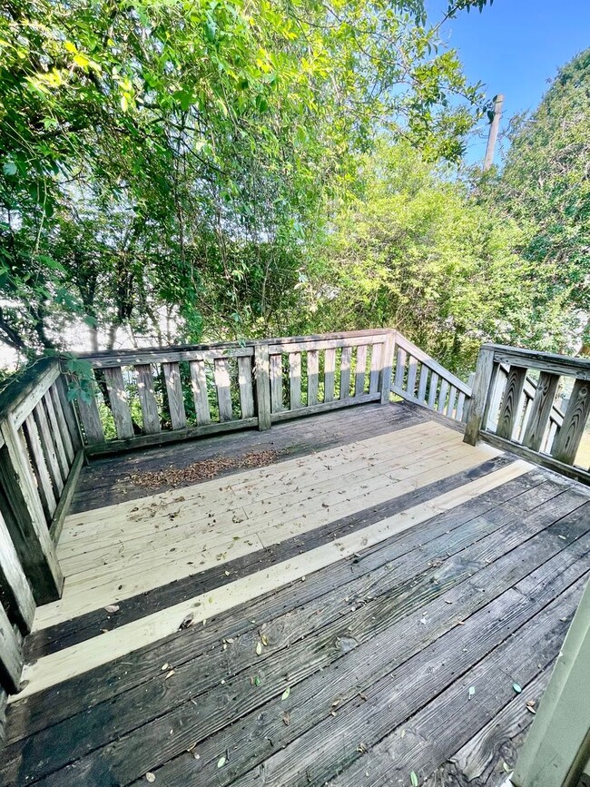 Building Photo - Must see this adorable 2 bed 1 bath bungal...