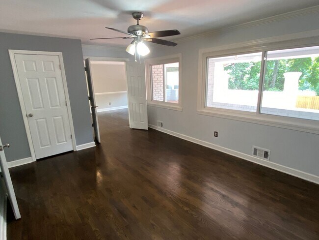 Building Photo - Amazing in town ranch awaits you!