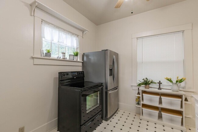 Building Photo - Charming Home - Close to Fort Riley