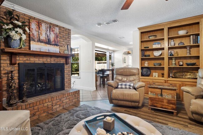 Building Photo - 550 Mockingbird Dr