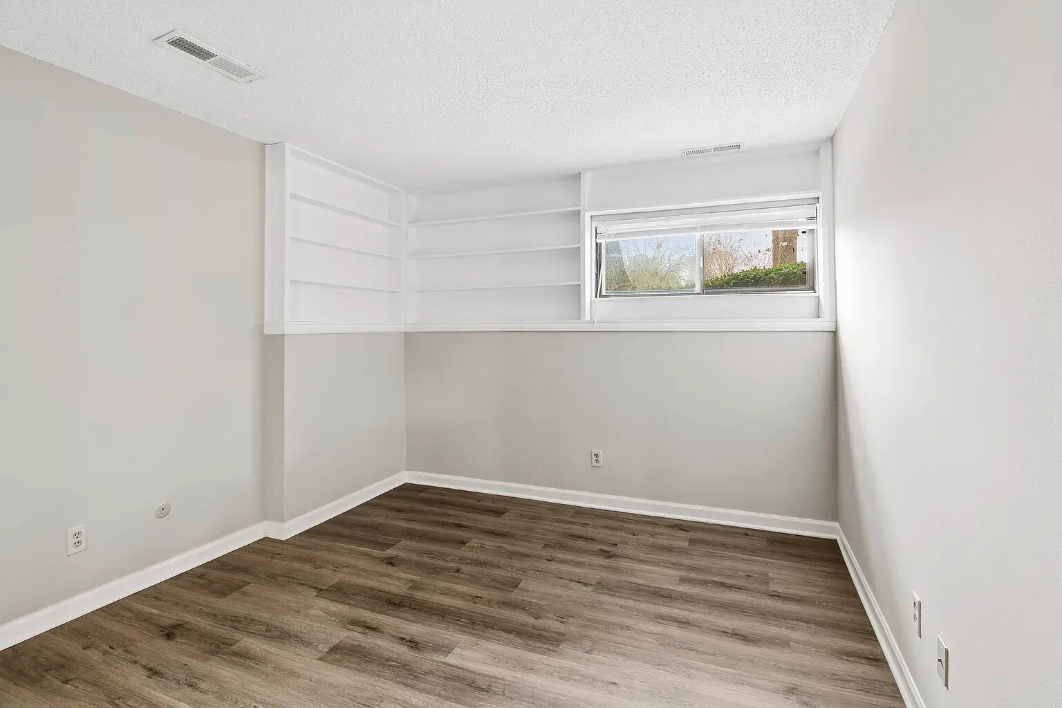 Building Photo - 2103 Melrose Dr