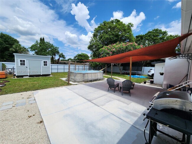 Building Photo - 721 NW 33rd Ave