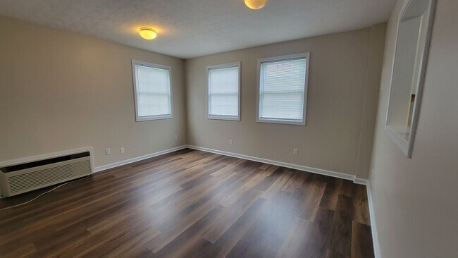 Building Photo - 2520 Proctor Knott Dr