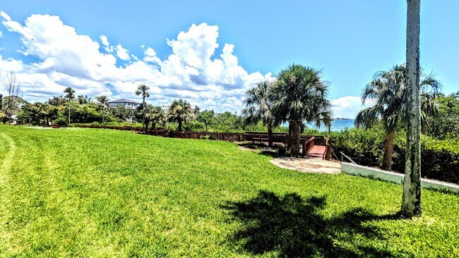 Building Photo - Seasonal, short or annual turnkey furnishe...