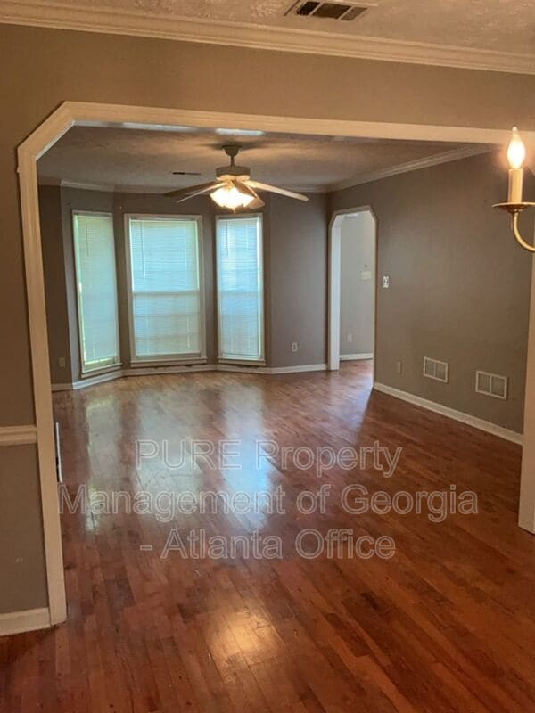 Building Photo - 743 Helga Dr NE