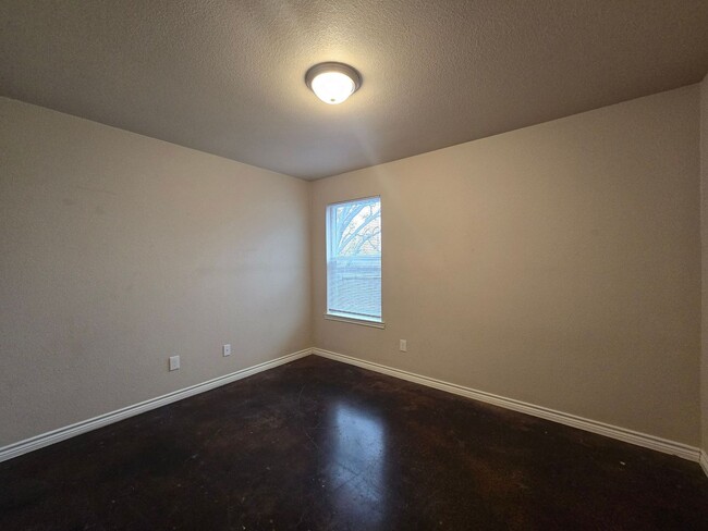Building Photo - 905 Rosewood Dr